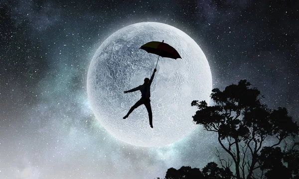 Empresário voando com guarda-chuva em um dia nublado — Fotografia de Stock