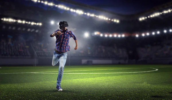 Man in virtuele helm. Mixed media — Stockfoto