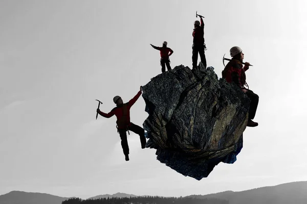 La escalada extrema es su adrenalina. Medios mixtos —  Fotos de Stock