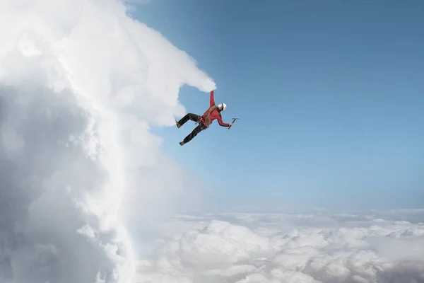 Extreme klimmen is zijn adrenaline. Mixed media — Stockfoto