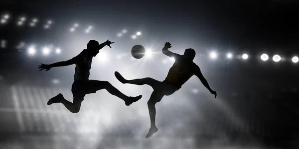 Silhuetas de dois jogadores de futebol. Meios mistos — Fotografia de Stock