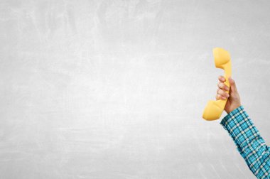 Alıcı elinde telefon. Karışık teknik