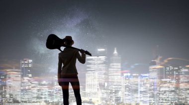 Rock gitar kızla. Karışık teknik