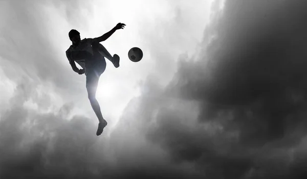 Açık havada topu ile futbol oyuncusu — Stok fotoğraf
