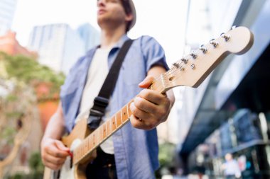 Gitar City ile genç müzisyen