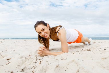 Genç kadın plaj dışında eğitim