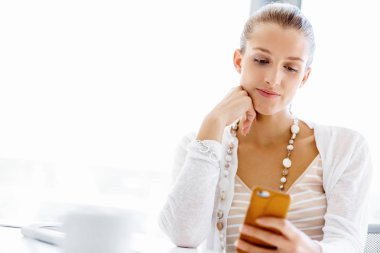 Çekici ofis çalışanı masada oturuyor.