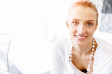 Çekici ofis çalışanı masada oturuyor.