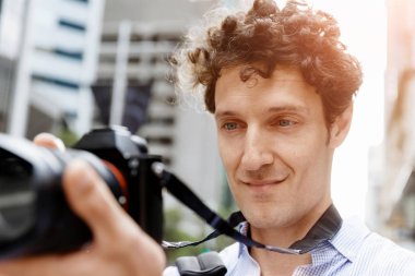 Erkek fotoğrafçı alarak resim