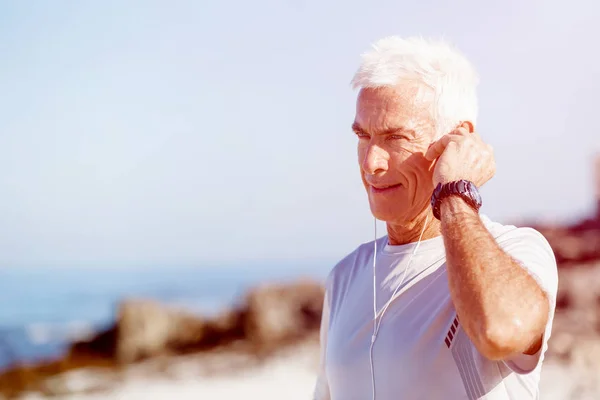 Sport och musik. man sig redo för jogging — Stockfoto