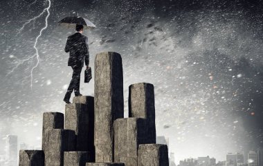 Şemsiye ile zarif bankacı. Karışık teknik