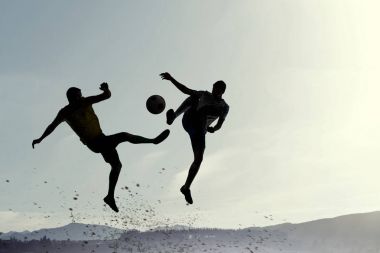 İki futbol oyuncuları siluetleri