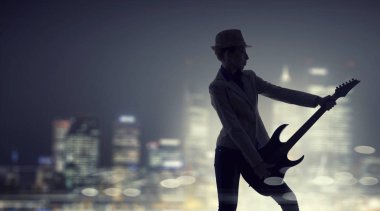 Rock gitar kızla. Karışık teknik