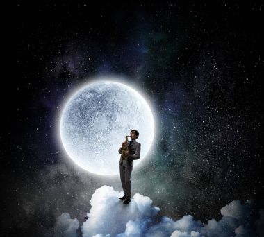 Romantik saksofoncu melodi oynarken. Karışık teknik