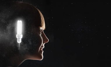 Parlak fikirler kafasının içinde. Karışık teknik