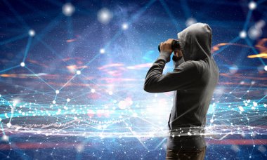 Kapüşonlu adam silüeti