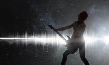 Rock gitar kızla. Karışık teknik