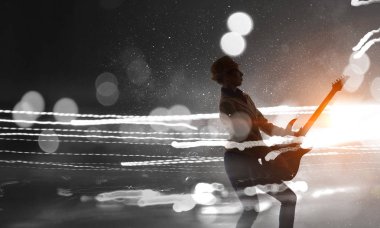 Rock gitar kızla. Karışık teknik