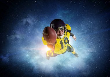 Merkezi oyuncu topu elinde. Karışık teknik