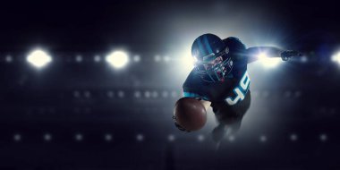 Merkezi oyuncu topu elinde. Karışık teknik