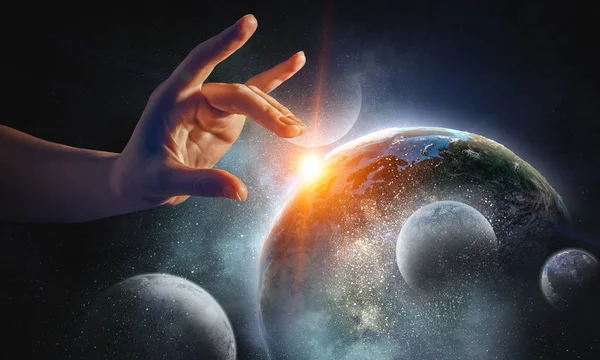 Att röra planet med finger — Stockfoto