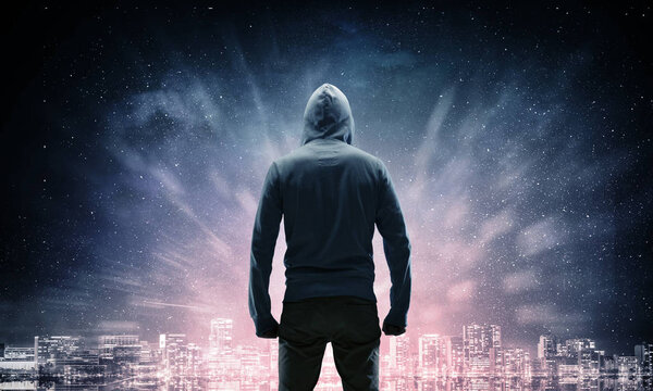 Силуэт человека в капюшоне
