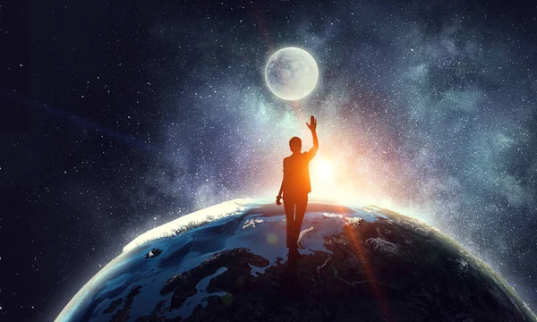 Jonge vrouw bereiken maan — Stockfoto