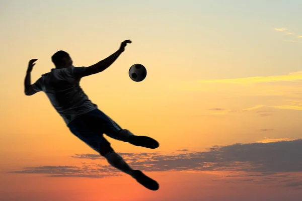 Jugador de fútbol con pelota al aire libre — Foto de Stock