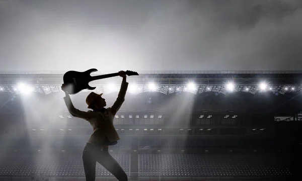 Рок-девушка с гитарой. Смешанные медиа — стоковое фото