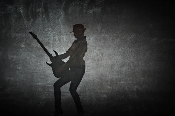 ギターでロックの女の子。ミクスト メディア — ストック写真