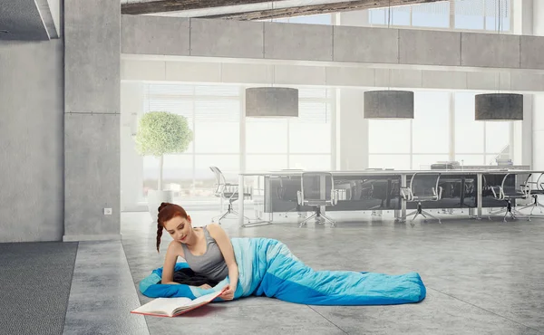 Kız turistik dinlenme. Karışık teknik