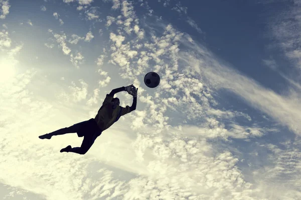Joueur de football avec ballon en plein air — Photo