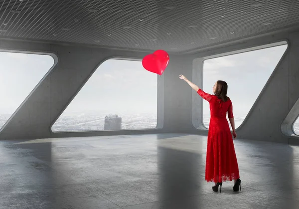 Mujer en vestido rojo apasionado —  Fotos de Stock