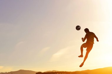 Açık havada topu ile futbol oyuncusu