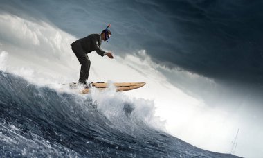 Sörf büyük dalgalar. Karışık teknik