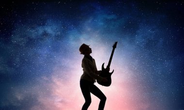 Rock gitar kızla. Karışık teknik