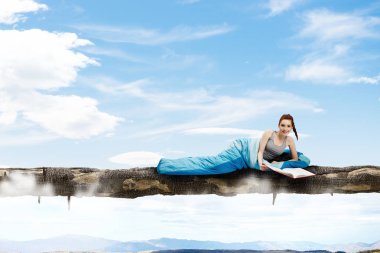 Kız turistik dinlenme. Karışık teknik