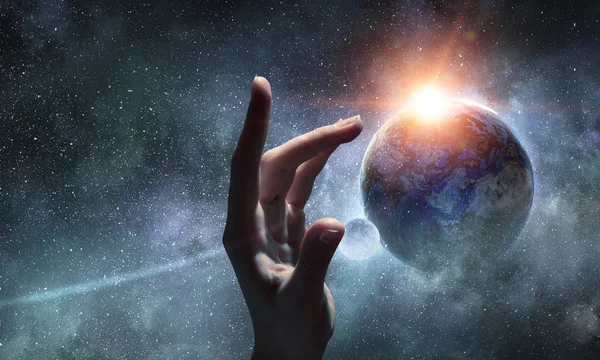 指で惑星に触れる — ストック写真