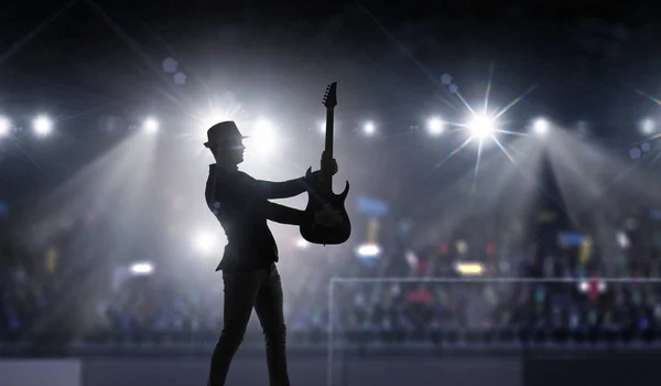 Rock-Typ mit Gitarre. Gemischte Medien — Stockfoto