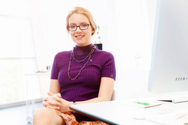 Yaratıcı iş kadını ofiste