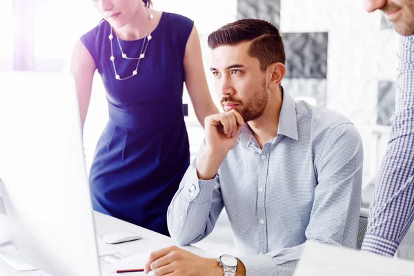 Les gens d'affaires dans le bureau moderne — Photo