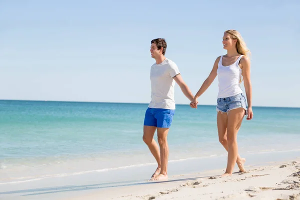 Romantique jeune couple sur la plage — Photo