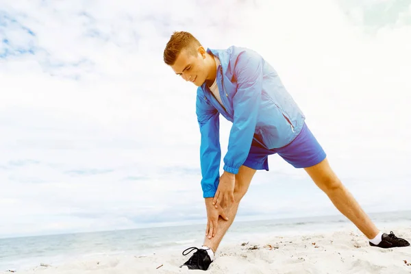 Man training on beach outside — Stock Photo, Image