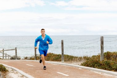 sağlıklı çalışan adam