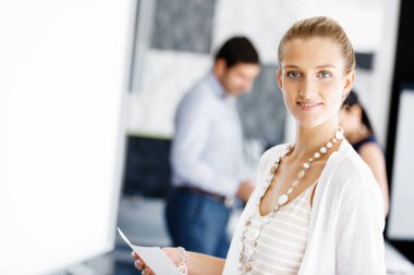 Office çekici kadın işçi