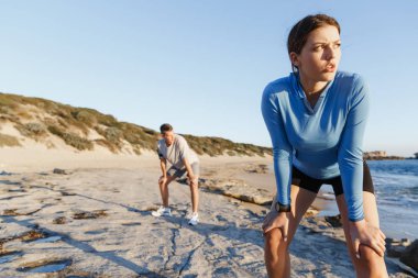 Plaj birlikte eğitim genç Çift