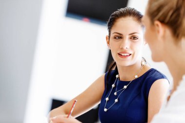 Ofiste iki bayan meslektaşım var.