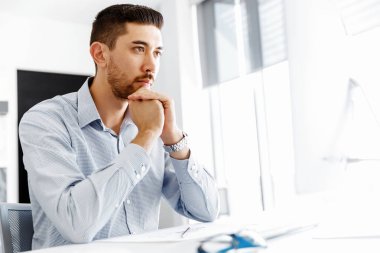 Masa başında oturan erkek ofis çalışanı