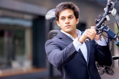 Başarılı bir iş adamı binicilik bisiklet