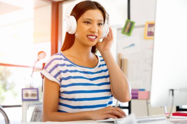 Görevdeki genç bayan.